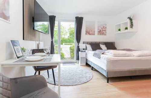 Kaiserslautern Apartment | Modern K-Town Studio WiFi Kitchen Smart TV