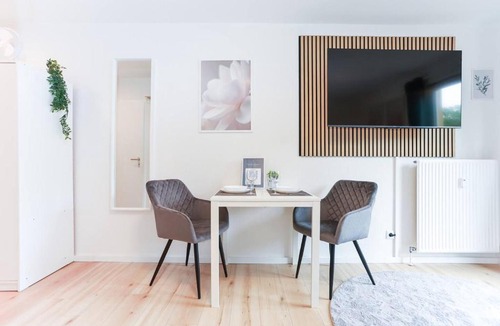 Kaiserslautern Apartment | Modern K-Town Studio WiFi Kitchen Smart TV