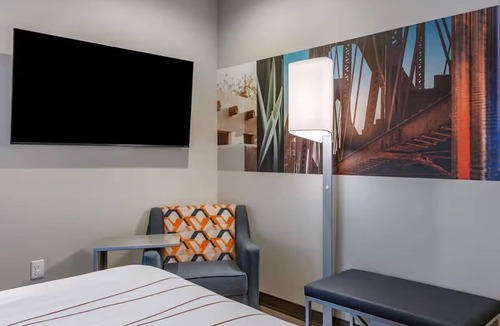 Riverside Hotel | Modern King Balcony Stay Near Phoenix Zoo | Stylish Space | Outdoor Pool