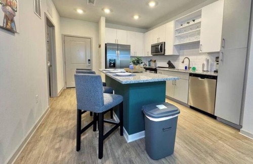 Southside Apartment | Modern King Bed Deerwood Pool Gym Downtown Jax I95