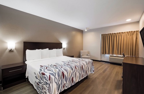 Tucson Hotel | Modern King Bed Room — Perfect for Couples Visiting Tucson Attractions