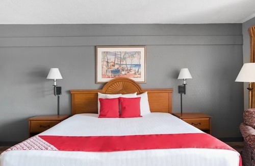 Silver Springs Hotel | Modern King Bed near Ocala Civic Theatre | Outdoor Pool | Free Parking
