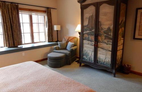 Mount Crested Butte Hotel | Modern King Room in Heart of Mt, Crested Butte