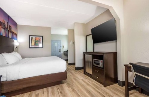 Jeffersontown Hotel | Modern King Stay near Historic Middletown Museum | Free On-Site Parking & Bfast