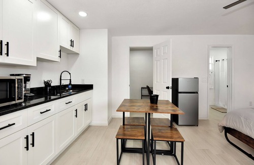 Daytona Beach Shores Apartment | Modern King Suite Steps to Daytona Beach