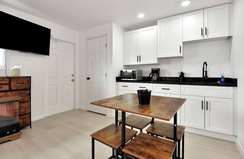 Daytona Beach Shores Apartment | Modern King Suite Steps to Daytona Beach