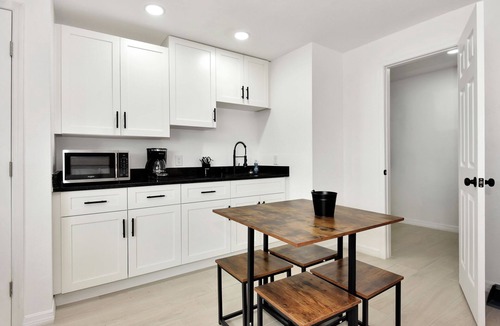 Daytona Beach Shores Apartment | Modern King Suite Steps to Daytona Beach