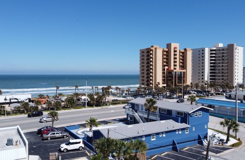 Daytona Beach Shores Apartment | Modern King Suite Steps to Daytona Beach