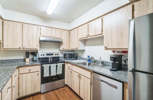 Harlow Apartment | Modern Kinsrow Apartment with Clubhouse Amenities