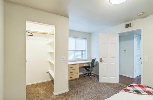 Harlow Apartment | Modern Kinsrow Apartment with Clubhouse Amenities