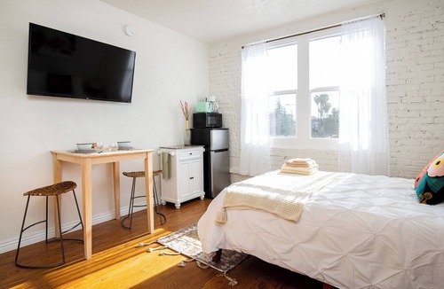 Westlake Hotel | Modern LA studio just minutes from Downtown