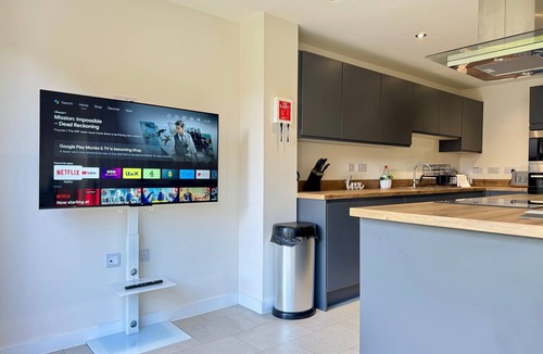Doncaster House | Modern Lake Front Home | Free Parking | Sleeps 8