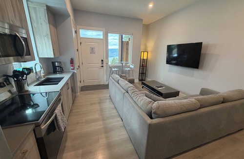 Okanagan-Similkameen Apartment | Modern Lake View Basement Suite.