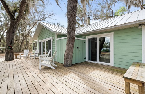 Putnam Hall House | Modern Lakefront Home w/Beach &Dock-30 mins to UF/Gainesville, Sleeps 10
