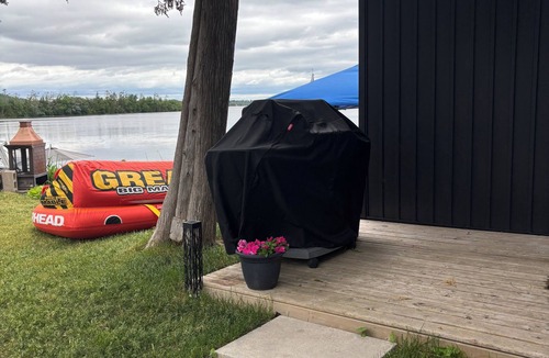 Selwyn Cottage | Modern lakefront island view cottage