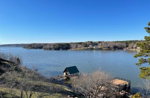 Hickory House | Modern Lakefront Views at Lake Hickory Haven