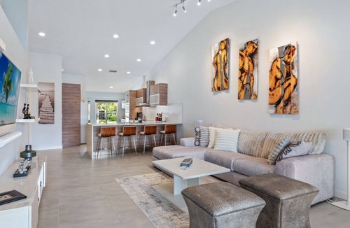 North Naples Villa | Modern Lakeside Villa: 6 Mins to Vanderbilt Beach & Mercato!