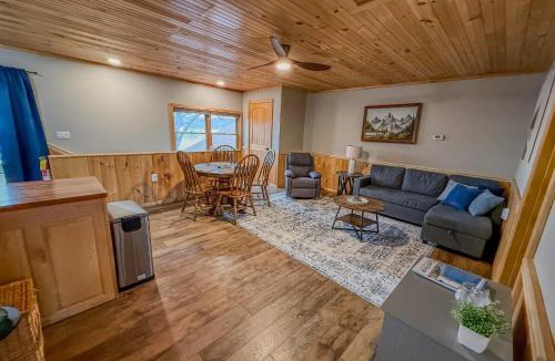 Hammond House | Modern Lakeview Escape