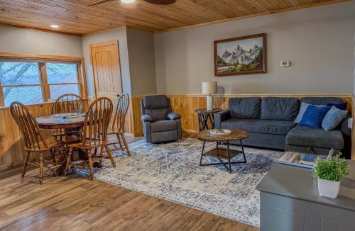 Hammond House | Modern Lakeview Escape