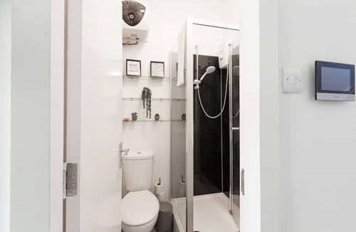 Golborne Apartment | Modern Large Studio, 15 mins walk to Notting Hill
