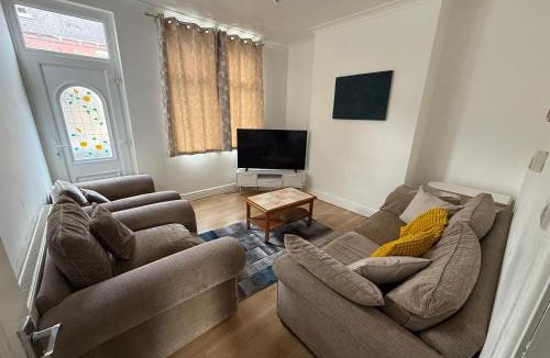 Leeds House | Modern Leeds 3BR Stay - Sleep 10 - Free Parking & Fast WIFI - Close To City Centre - Perfect for Families-Business & Contractor