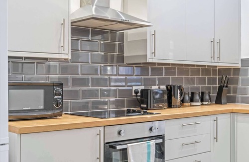 Vauxhall Apartment | Modern Liverpool Apartment | Sleeps 7 | Ground Flr