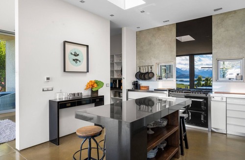 Wanaka Villa | Modern Living with breathtaking views of Lake Wanaka