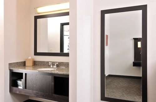 Independence Hotel | Modern Lodge with Natural Atmosphere: Next to Missouri River | 2 Units