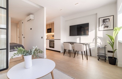 Hispanoamerica Apartment | Modern Loft for Two in Chamartín