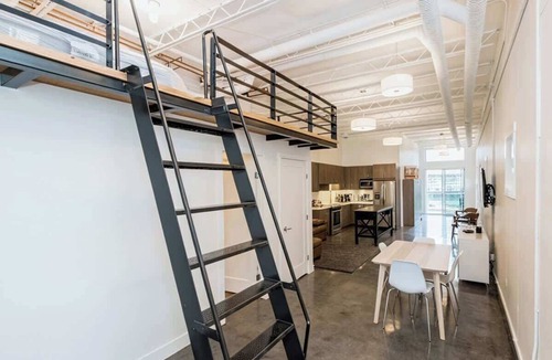 Bridgeland House | Modern Loft Haven | BBQ, Sleeps 6 |