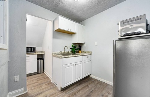 Shaker Heights Apartment | Modern Loft in Safe Neighborhood ~ Near Cleveland Clinic ~ Long Stays OK