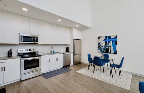Northeast Edmonton Apartment | Modern Loft, King Bed, 10 mins from Dt