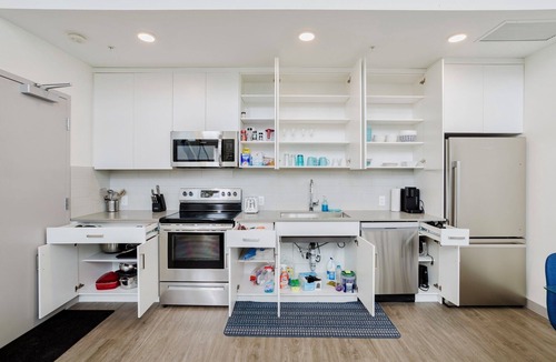 Northeast Edmonton Apartment | Modern Loft, King Bed, 10 mins from Dt