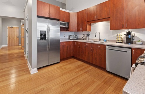 Wholesale District Apartment | Modern Loft next to Georgia St and Convention Center