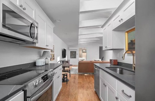 North Upper Street Apartment | Modern Loft - Parking Included, Walk to Downtown
