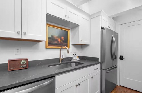 North Upper Street Apartment | Modern Loft - Parking Included, Walk to Downtown