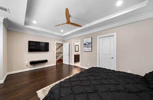 Houston Apartment | Modern Loft Unit with Patio at the Galleria