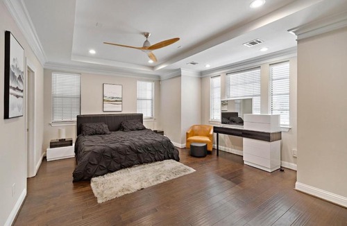 Houston Apartment | Modern Loft Unit with Patio at the Galleria