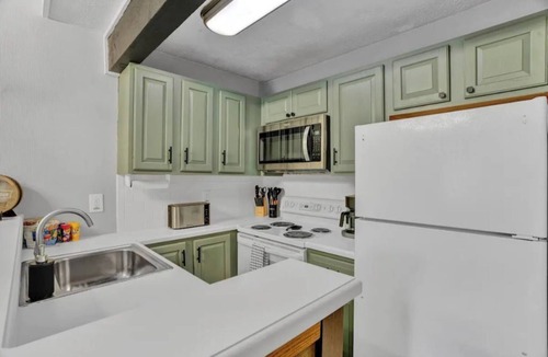 White Haven House | Modern loft w/pond view near lakes, golf & more!