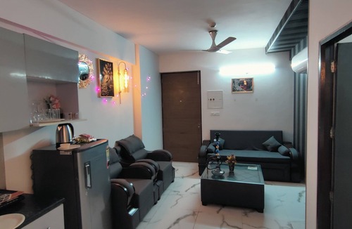 Gurugram Apartment | Modern loft with overlooking city view