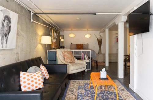 Old Southwest Apartment | Modern lofty studio in Midtown/Charming Old SW