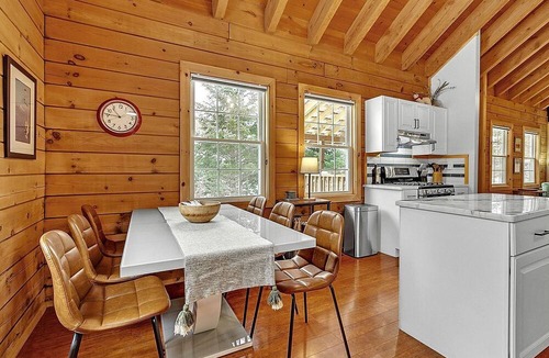 Warren Cabin | Modern Log Cabin with Fast Wi-Fi Near Sugarbush Resort & Warren Falls, Vermont