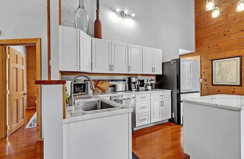 Warren Cabin | Modern Log Cabin with Fast Wi-Fi Near Sugarbush Resort & Warren Falls, Vermont