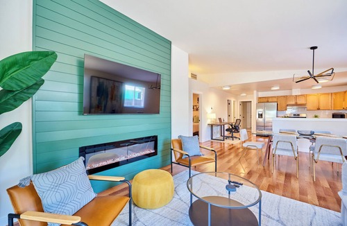 Everett House | ★ Modern LUX 4 bdrm - Near Mall, Boeing, Paine Field & Eateries! ★