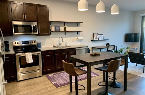 Brown Deer Apartment | Modern Luxe 1BR Apt with Gym, Pool, and Parking