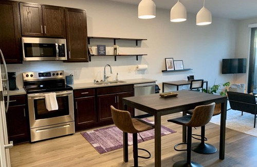 Brown Deer Apartment | Modern Luxe 1BR Apt with Gym, Pool, and Parking