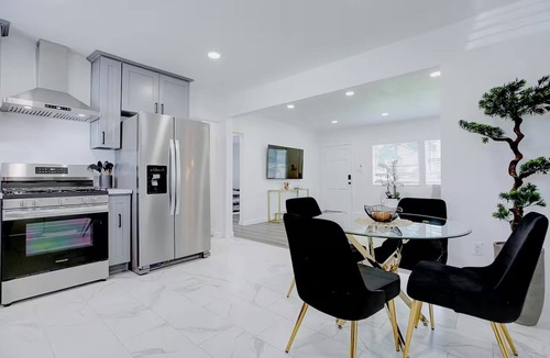 Lynbrook Apartment | Modern Luxe Hideaway 15 Min to JFK & 35 Min to the Heart of NYC