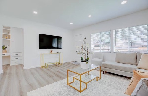 Lynbrook Apartment | Modern Luxe Hideaway 15 Min to JFK & 35 Min to the Heart of NYC