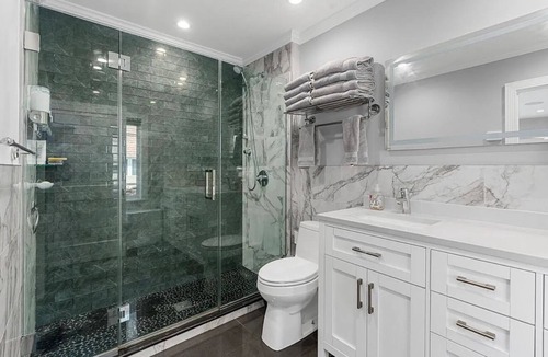 Lynbrook Apartment | Modern Luxe Hideaway 15 Min to JFK & 35 Min to the Heart of NYC