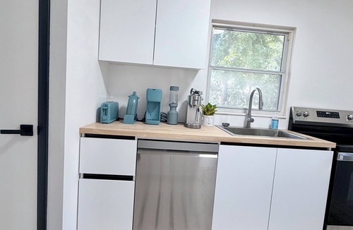 Whitfield House | Modern Luxe King Suite~Minutes To Siesta Key Beach + Eateries + Downtown.